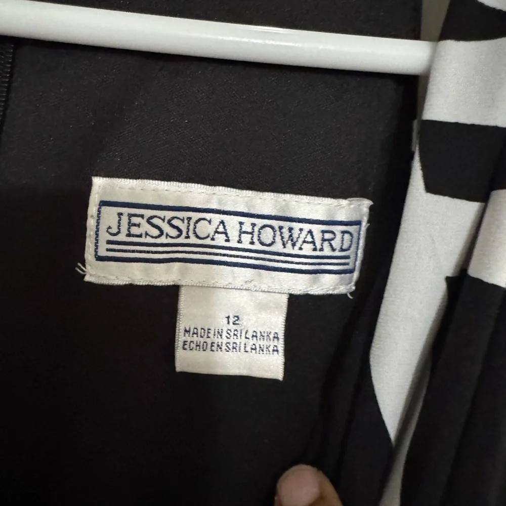 Black and White Sleeveless Dress - Picture 7 of 7